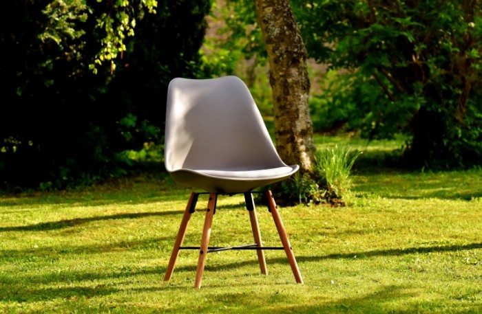 Stul v sadu letniy otdyih chair in the garden summer vacation 5916  3872 700x457 Стул в саду, летний отдых   chair in the garden, summer vacation