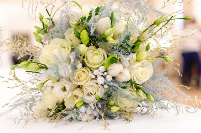 Svadebnyiy buket belyie tsvetyi svadba Wedding bouquet white flowers wedding 6144  4069 700x463 Свадебный букет, белые цветы, свадьба   Wedding bouquet, white flowers, wedding