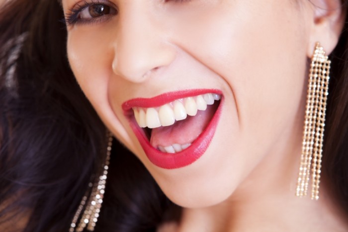 Ulyibka belyie zubyi devushka stomatologiya Smile white teeth girl dentistry 5616  3744 700x466 Улыбка, белые зубы, девушка, стоматология   Smile, white teeth, girl, dentistry