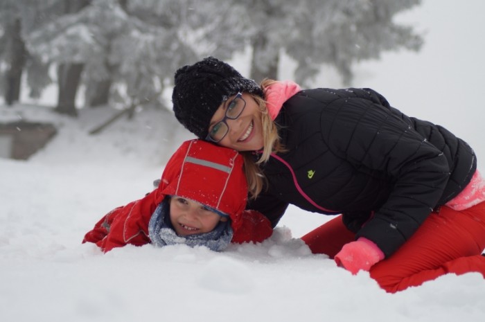 ZHenshhina s rebenkom sneg progulka zimoy Woman with baby snow walk in winter 5456  3632 700x465 Женщина с ребенком, снег, прогулка зимой   Woman with baby, snow, walk in winter