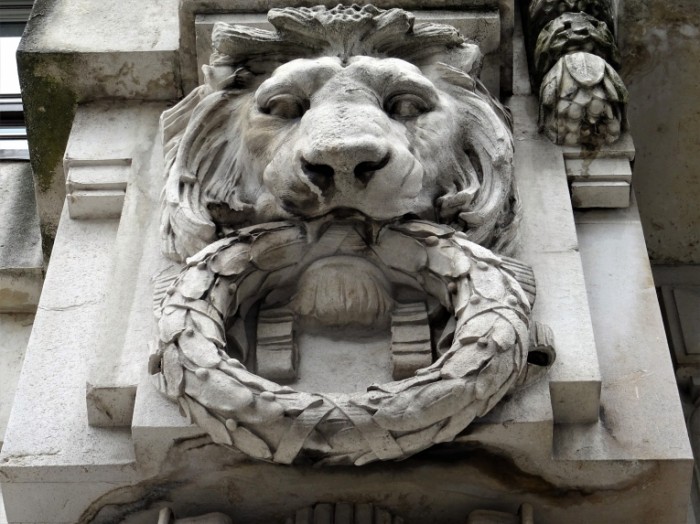 Barelef lev s lavrovyim venkom Bas relief a lion with a laurel wreath 5148h3888 700x524 Барельеф, лев с лавровым венком   Bas relief, a lion with a laurel wreath