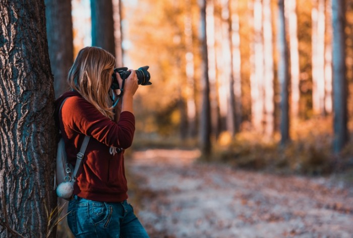 Devushka fotograf priroda les Girl photographer nature forest 5904h4000 700x473 Девушка фотограф, природа, лес   Girl photographer, nature, forest