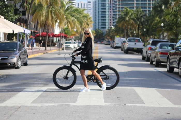 Devushka perehodit dorogu s velosipedom girl crosses the road with a bicycle 5472h3648 700x466 Девушка переходит дорогу с велосипедом   girl crosses the road with a bicycle