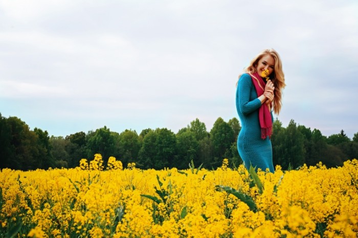 Devushka v pole polevyie tsvetyi ulyibka Girl in the field wild flowers smile 4896  3264 700x466 Девушка в поле, полевые цветы, улыбка   Girl in the field, wild flowers, smile 