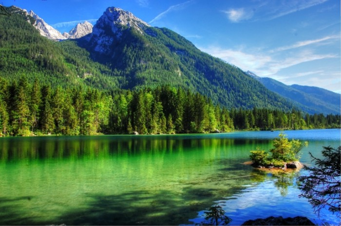  Горное озеро, дикая природа гор, склон   Mountain lake,  wild nature of the mountains, the slope