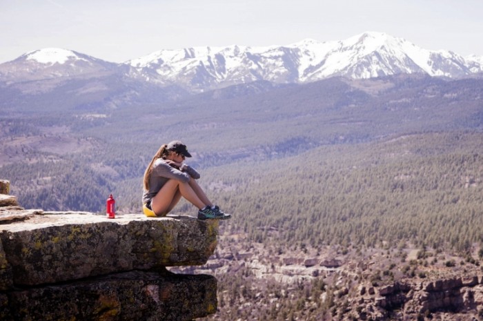  Горы, фитнес, на краю скалы, девушка   Mountains, fitness, on the edge of the cliff, girl