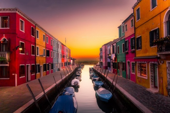  Канал, пристань между домами, венеция   Canal, pier between houses, venice