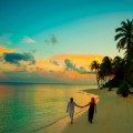 Пара, прогулка на закате по побережью - Couple walking at sunset along the coast