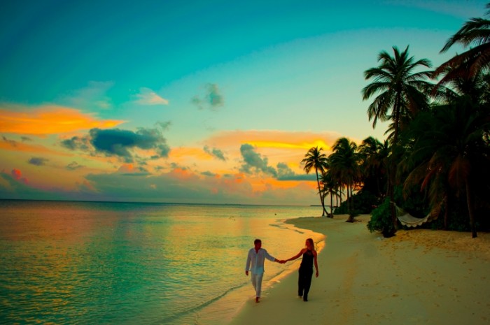  Пара, прогулка на закате по побережью   Couple walking at sunset along the coast