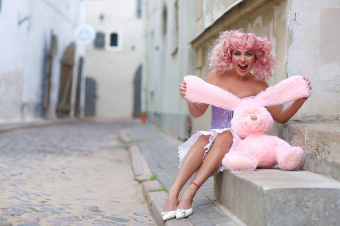 Vesele bolshoy rozovyiy krolik rozovyiy parik Fun a big pink rabbit a pink wig 5510h3673 700x465 Веселье, большой розовый кролик, розовый парик   Fun, a big pink rabbit, a pink wig