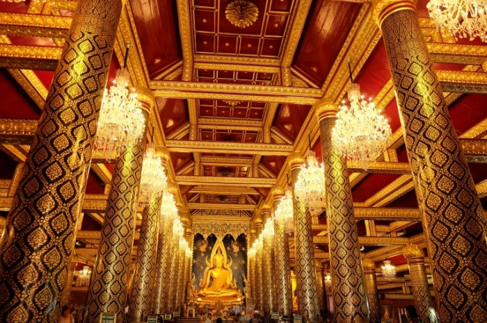  Золотые колонны, зал буддийского храма, статуя будды   Golden pillars, the hall of a Buddhist temple, a Buddha statue