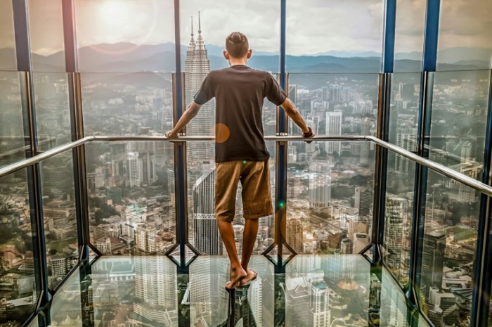  Человек на смотровой площадке небоскреба   Man on the skyscraper observation deck