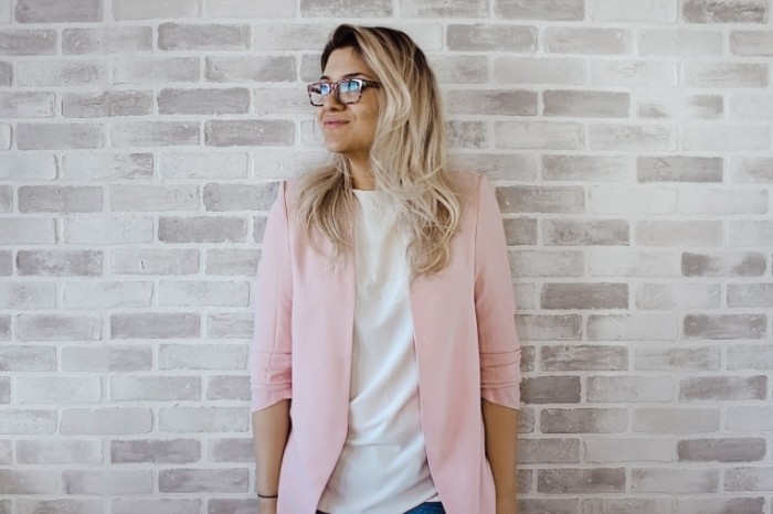  Девушка, блондинка в очках, стена, лофт   Girl, blonde with glasses, wall, loft