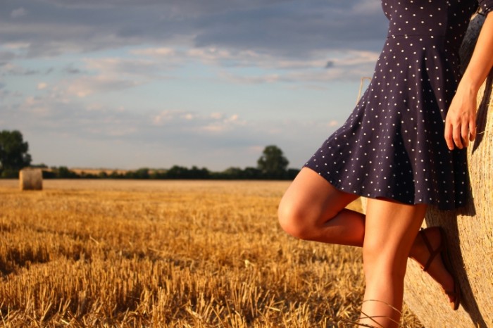 Devushka na lugu stog sena leto ferma Girl in the meadow haystack summer farm 5184h3456 700x466 Девушка на лугу, стог сена, лето, ферма   Girl in the meadow, haystack, summer, farm