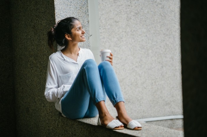 Devushka s kofe ulyibka utro Girl with coffee smile morning 7952h5304 700x466 Девушка с кофе, улыбка, утро   Girl with coffee, smile, morning