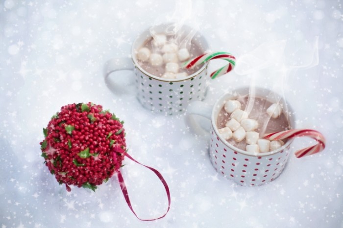 Rozhdestvo goryachiy shokolad s zefirkami Christmas hot chocolate with marshmallows 5760  3840 700x466 Рождество, горячий шоколад с зефирками   Christmas hot chocolate with marshmallows