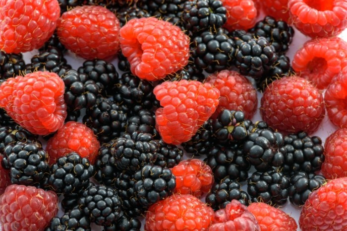 YAgodyi malina makro urozhay Berries raspberries macro crop 5867h3911 700x465 Ягоды, малина, макро, урожай   Berries, raspberries, macro, crop