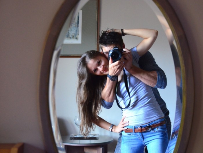 para fotografiya v zerkale fotoapparata couple photograph in the mirror camera 4552h3456 700x529 пара, фотография в зеркале, фотоаппарата   couple, photograph in the mirror, camera