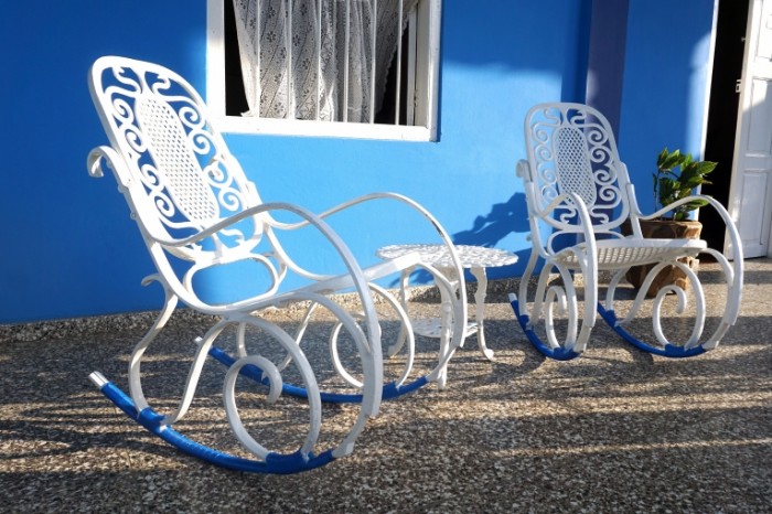 Belyiy pletenyie kresla na verande s sinim White wicker chairs on the veranda with blue 5064  3376 700x466 Белый плетеные кресла на веранде с синим   White wicker chairs on the veranda with blue