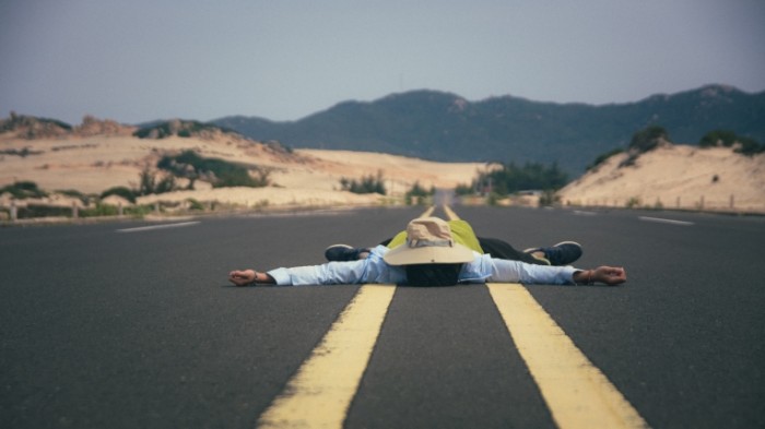 CHelovek lezhit na doroge pod solntsem goryi Man lies on the road under the sun the mountains 5867  3300 700x393 Человек лежит на дороге под солнцем, горы   Man lies on the road under the sun, the mountains