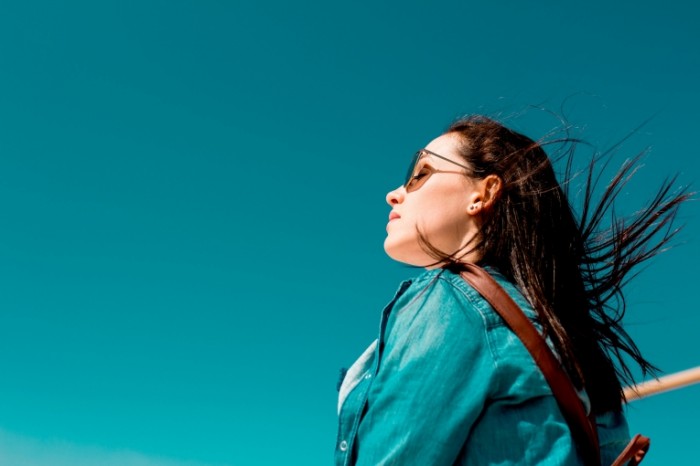 Devushka na fone neba v ochkah razvivayutsya volosyi girl against the sky with glasses hair develop 4000h2667 700x466 Девушка на фоне неба, в очках, развиваются волосы   girl against the sky, with glasses, hair develop