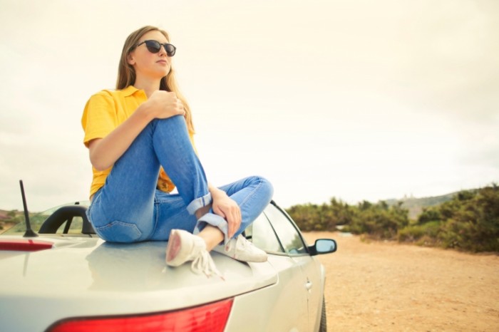 Devushka sidit na bagazhnike kabrioleta girl sits on the trunk of a convertible 5760h3840 700x466 Девушка сидит на багажнике кабриолета   girl sits on the trunk of a convertible