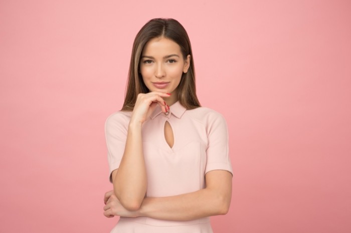 Devushka v rozovom na rozovom fone Girl in pink on a pink background 6016h4016 700x466 Девушка в розовом на розовом фоне   Girl in pink on a pink background 