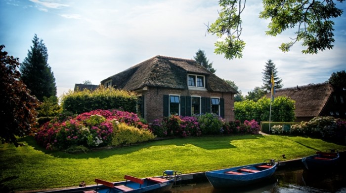  Дом на берегу реки с соломенной крышей   House on the river bank with a thatched roof