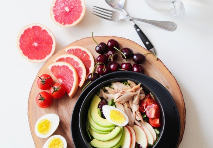  Фрукты, тарелка овощного салата, обед   Fruit, a plate of vegetable salad, lunch