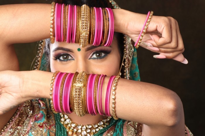  Индийская девушка с местными украшениями   Indian girl with local decorations