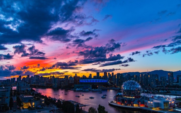  Мегаполис в лучах заходящего солнца, современная архитектура   Metropolis in the rays of the setting sun, modern architecture 