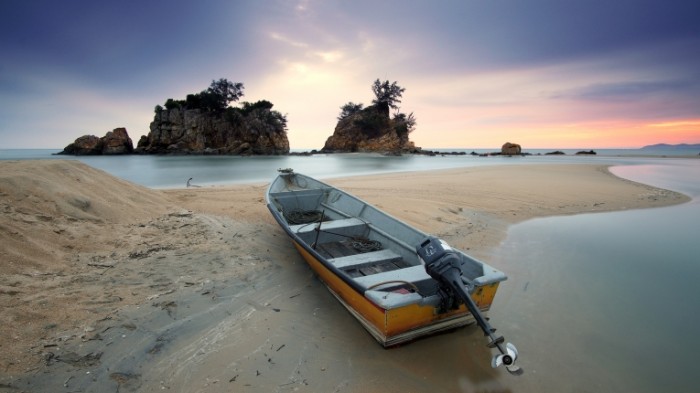  Моторная рыбацкая лодка на берегу на песке   Motor fishing boat on the beach in the sand