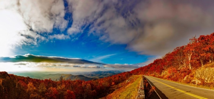  Осенний лес на склоне гор, горная дорога осенью   Autumn forest on the mountainside, mountain road in autumn