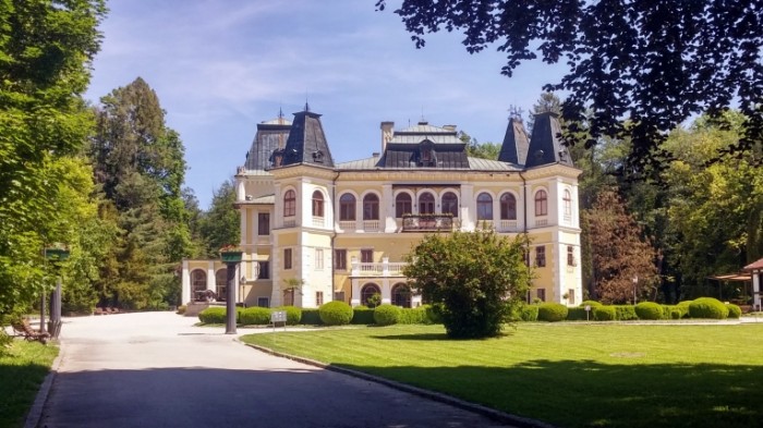  Поместье, дом в европейском стиле, лужайки с колоннами   Manor, European style house, lawns with columns