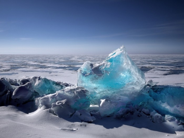  Прозрачная глыба льда на замерзшем озере   Transparent block of ice on a frozen lake