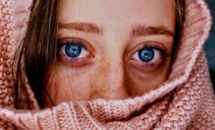  Рыжая девушка с яркими голубыми глазами в свитере   Red haired girl with bright blue eyes in a sweater