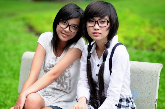 Studentki aziatki devushki v ochkah na skameyke Female students asians girls with glasses on a bench 4288  2848 700x464 Студентки, азиатки, девушки в очках на скамейке   Female students, asians, girls with glasses on a bench