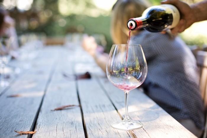 Вино наливают в бокал крупным планом - Wine poured into a glass closeup 