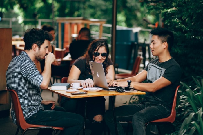 Встреча в кафе за столиком с ноутбуком - Meeting in a cafe at a table with a laptop