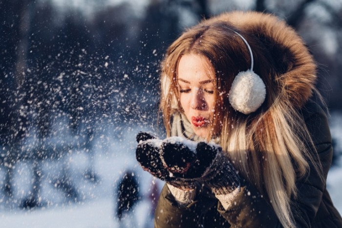 Zima devushka pushistyiy sneg Winter girl fluffy snow 5472h3648 700x466 Зима, девушка, пушистый снег   Winter, girl, fluffy snow