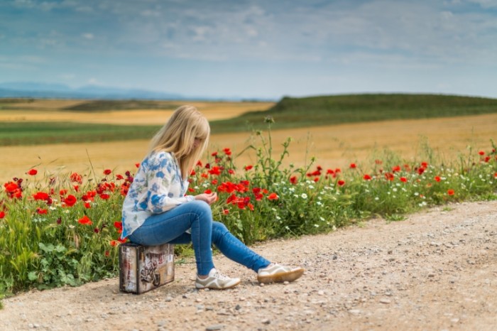 Devushka blondinka sidit na chemodane na doroge girl the blonde sits on a suitcase on the road 7360  4912 700x466 Девушка блондинка сидит на чемодане на дороге   girl the blonde sits on a suitcase on the road