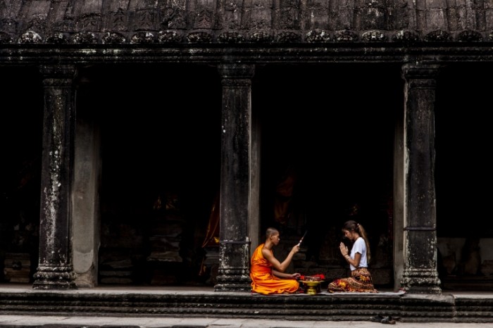 Девушка и буддийский монах в старинном храме - girl and a Buddhist monk in an ancient temple