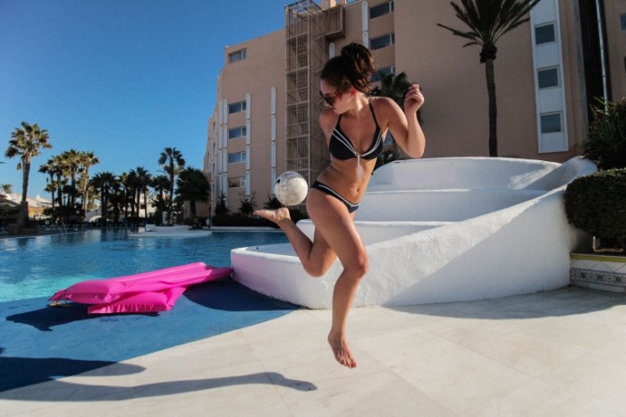 Devushka igraet v myach u basseyna v oteli girl plays ball in the pool in hotels 5184h3456 700x466 Девушка играет в мяч у бассейна в отели   girl plays ball in the pool in hotels