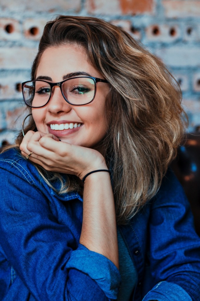 Devushka v ochkah v dzhinsovoy rubashke Girl in glasses in a denim shirt 5033h3355 681x1024 Девушка в очках в джинсовой рубашке   Girl in glasses in a denim shirt