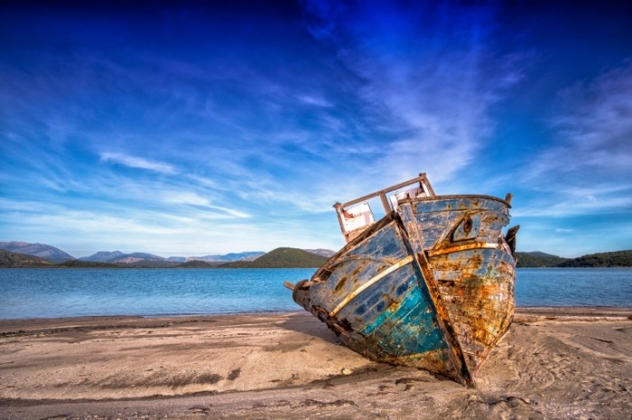 Staraya ryibatskaya lodka na peschanom beregu Old fishing boat on the sandy shore 5828  3885 700x465 Старая рыбацкая лодка на песчаном берегу   Old fishing boat on the sandy shore