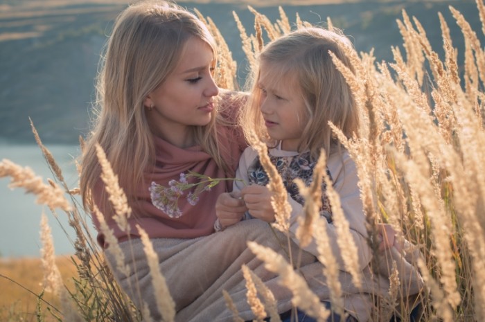 Devushka blondinka s rebenkom v pole na prirode Girl blonde with a child in a field in nature 5120  3413 700x465 Девушка блондинка с ребенком в поле на природе   Girl blonde with a child in a field in nature