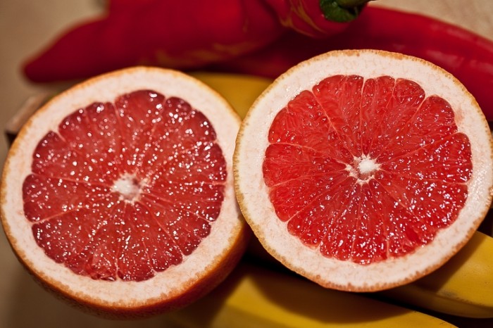 Greypfrut razrezannyiy popolam makro frukt Grapefruit cut in half macro fruit 5616  3744 700x466 Грейпфрут разрезанный пополам, макро, фрукт   Grapefruit cut in half, macro, fruit