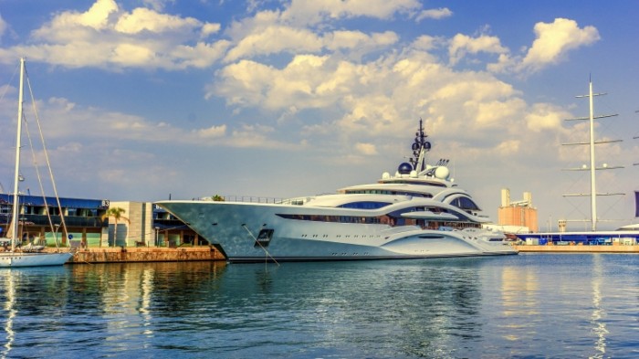 Ogromnaya chastnaya yahtyi u pristani Huge private yacht at the marina 6000  3376 700x393 Огромная частная яхты у пристани   Huge private yacht at the marina