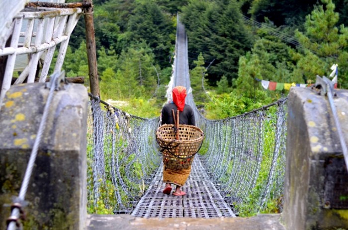 ZHenshhina s korzinoy idet po podvesnomu pletenomu mostu woman with a basket is walking on a suspension braided bridge 4928  3264 700x463 Женщина с корзиной идет по подвесному плетеному мосту   woman with a basket is walking on a suspension braided bridge